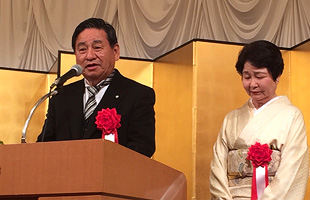 謝辞を述べる宅島会長と時子夫人