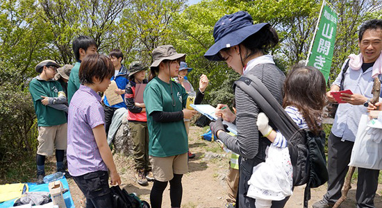 幼児を背負っての登山者も