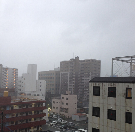 福岡市　07：00　厚い雲に覆われた市内