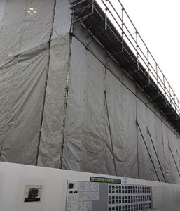 工事がストップしている建設現場