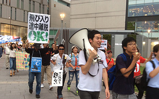 安保法案に反対する若者たち＝８月30日、福岡市