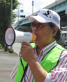 ダンロップタイヤ九州本社前で解決を求める中嶋厚氏