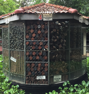 2アキラ氏が撤去してきた地雷の一部が展示されている