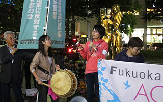 安保法廃止を求めたFYMの街頭アピール＝10月19日、福岡市天神