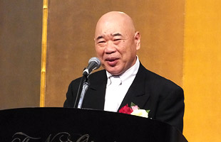 謝辞を述べる進藤和昭氏