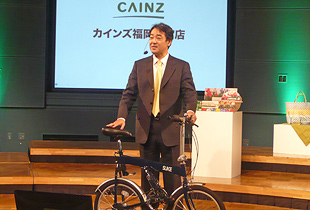 自社の自転車で登場した土屋社長