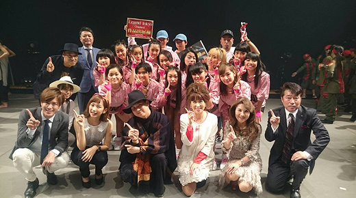 優勝チームと審査員(Yu-kiさんは最後列右)の人たち
