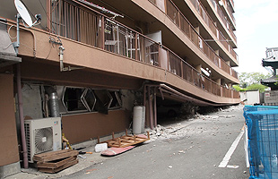 １階部分が潰れた熊本市内のマンション