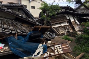 建物が倒壊した二本木の寺院（18日撮影）