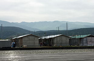 西原村の仮設住宅建設現場