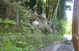 落石が道路を塞ぐ