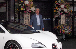 新地会長と最速の市販車として名を馳せるブガッティ・ヴェイロン