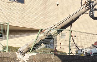 地震で倒壊した電柱(益城町)