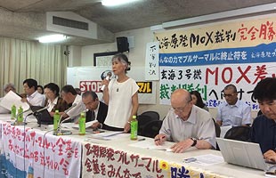 福岡高裁判決後に記者会見する石丸初美代表ら＝６月27日、福岡市