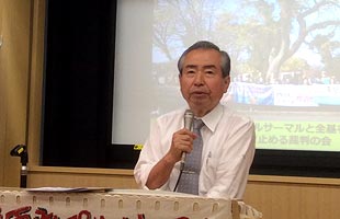 講演する冠木克彦弁護士＝７月２日、福岡市