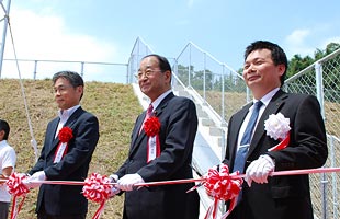 右から蘇慶代表、小畠久弥市議会議長、貞刈厚仁副市長