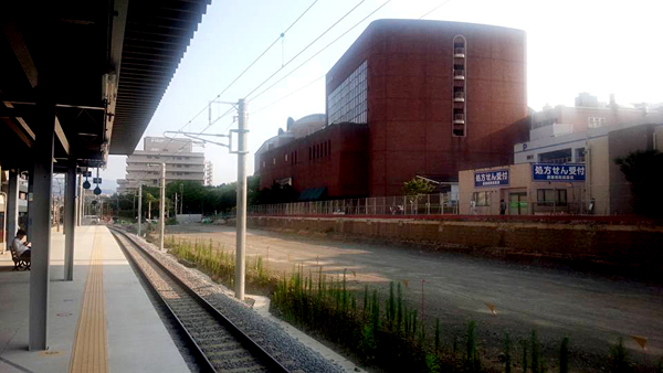 JR浦上駅。空き地になっているところに今年７月まで旧上り線の線路とホームがあった