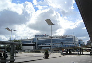 ヘルシンキ・ヴァンター空港前のフィンエアービル