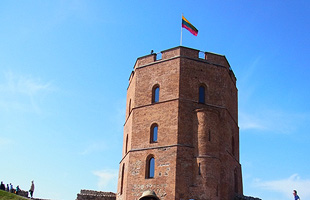 塔のてっぺんにはリトアニア国旗が翻る