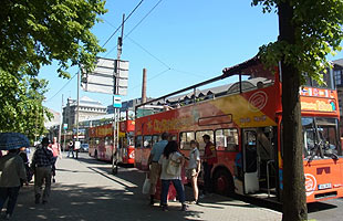 乗客は旧市街観光にシャトルバスでピスント輸送。バス停には観光バスもやって来る