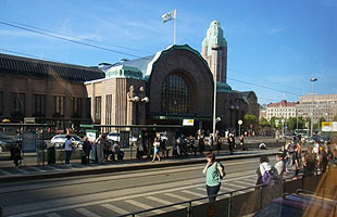 花崗岩で作られているヘルシンキ中央駅。国内、国外へと路線が伸びている