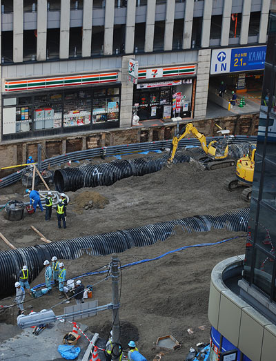 12日午前8時30分ごろの事故現場。土で配管を固定する作業が進み、土の高さが上がってきていた