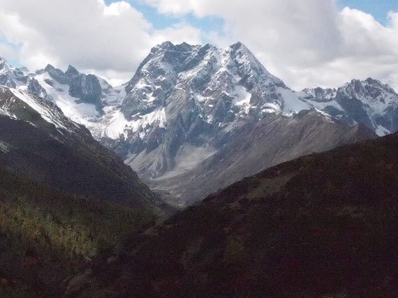 白茫雪山