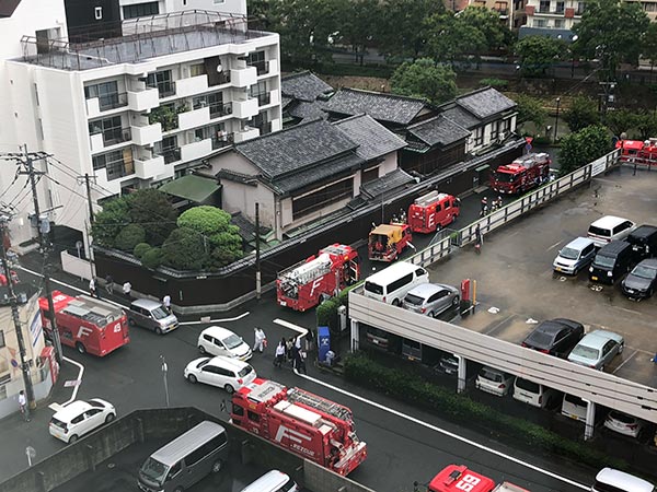 老舗料亭「博多老松」付近の道路。サイレンの音が響き渡り、現場は一時騒然となった