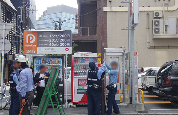 電線が切れないよう警察官が数人がかりで支えていた