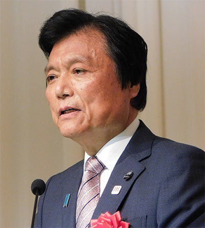 来賓あいさつに立った、小川洋・福岡県知事