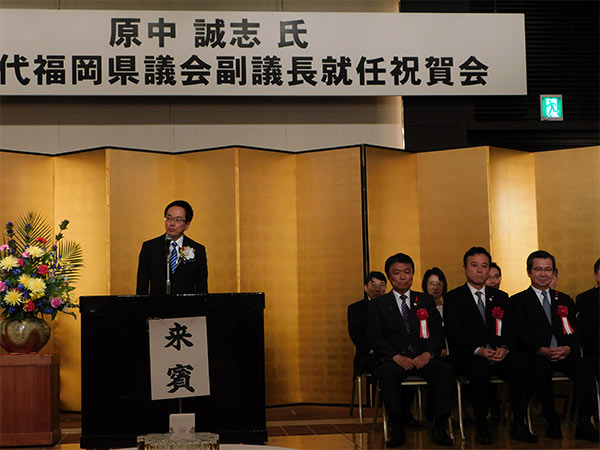 登壇する原中誠志県議
