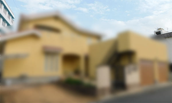 大牟田市内にある、諸藤氏の自宅。規模や造りで周辺の住宅を圧倒する「豪邸」だが、いま、諸藤氏が立ち寄ることはほとんどないという