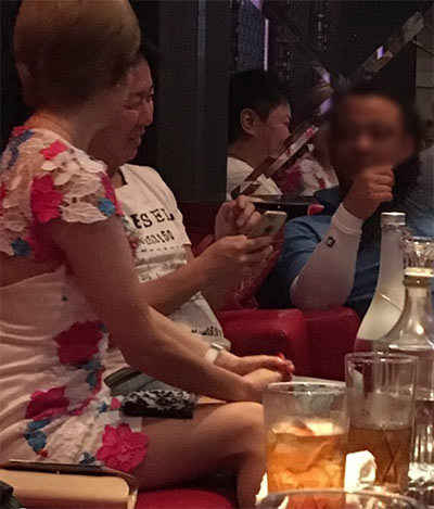 飲食店で楽しむ諸藤壮一氏(左の男性)と岡野勝英氏(奥の座席)。2016年から2017年にかけて撮影されたもので、岡野氏はこのころ浪川会吉田組の幹部だった