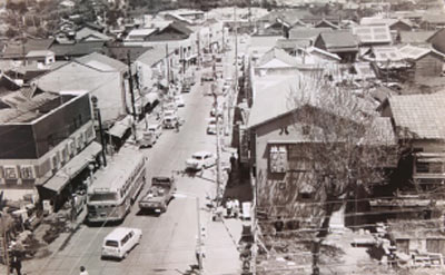 昔の香椎駅前通り(1965年4月、福岡市総合図書館資料より)