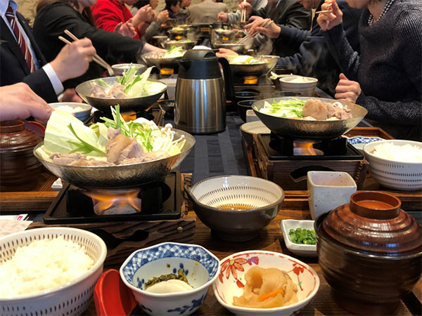 参加者の前に次々と手際よく運ばれる水たき御膳
