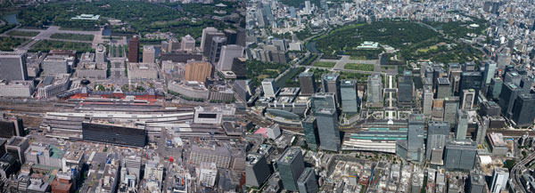 (左)1992年ごろの空撮写真(丸の内再構築前) (右)現在の空撮写真(丸の内再構築後)