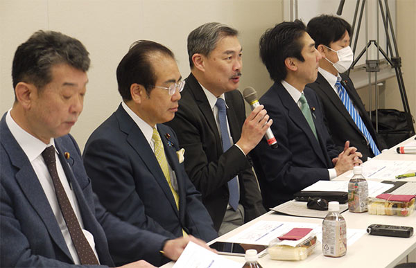 安藤氏（左から2人目）と藤井氏（同3人目、安藤裕事務所提供）