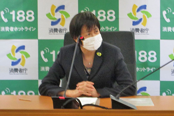 記者会見する伊藤長官（3日、東京・霞が関）