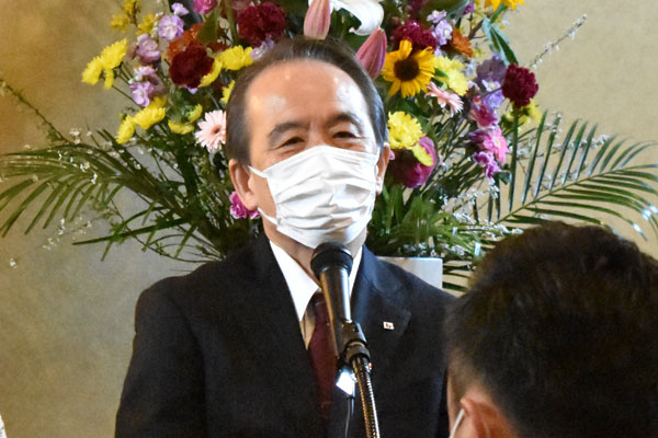 あいさつする河津組合長
