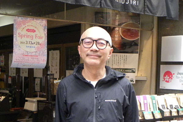 店先に立つ●さん