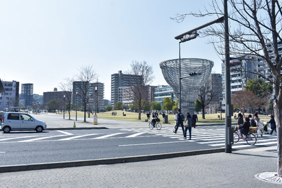 再開発でマンションが立ち並ぶ大分駅・上野の森口(南口)側