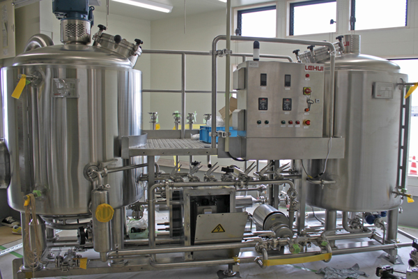 100%佐賀県産大麦によるビール製造工程で使われる仕込タンク(左はマッシュタン、右はタンク)