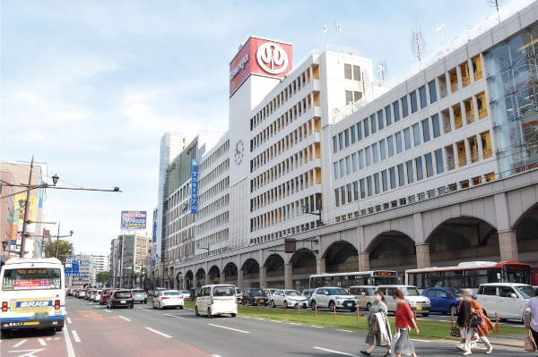 現在は県内唯一の百貨店となった鶴屋百貨店