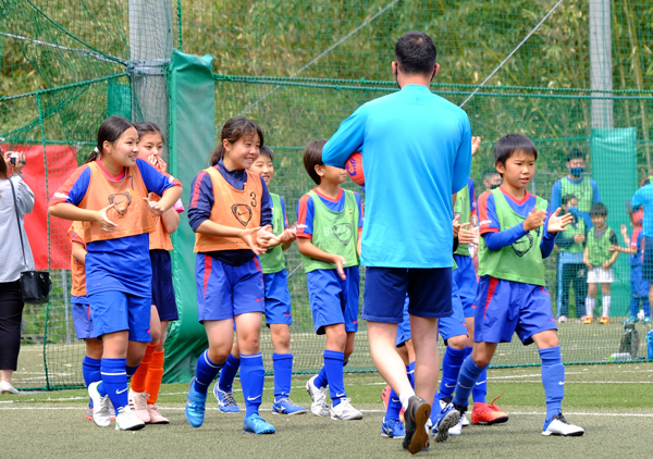 「イムノ」に合わせて手拍子しながらの入場