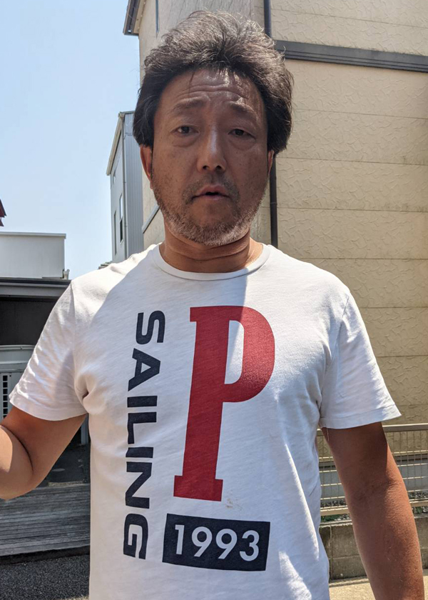 諏訪下氏に騙された、と話すH氏(熊本市南区の自宅前で)