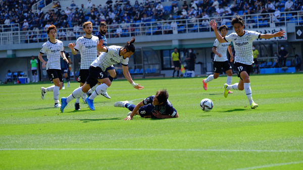 福岡MF杉本が神戸MF山口に倒されたかに見えるが……