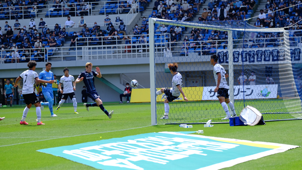 試合終了直前、神戸DFが決死のディフェンス