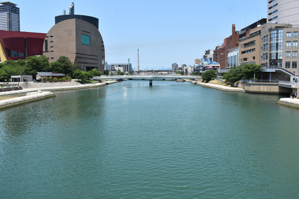小倉の中心部を流れる紫川