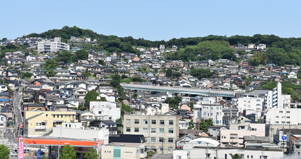 斜面上部まで住宅地がスプロール化している