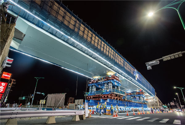 多軸台車による夜間一括架設の様子(写真提供:福岡県県土整備部)
